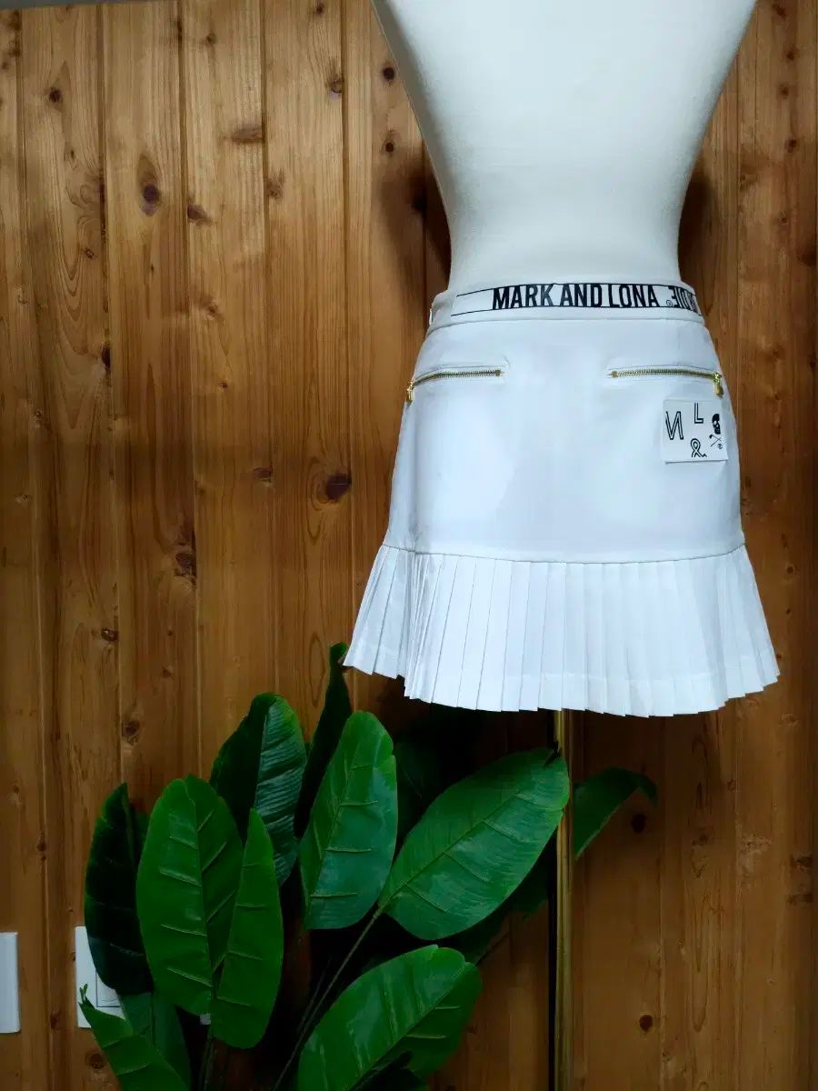 新品 MARK & LONA ゴルフスカート スカル柄 プリーツ スカート 38 MARK&LONA マークアンドロナ プリーツスカート ゴルフ スカル 総