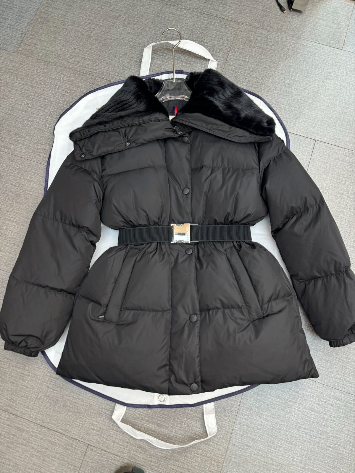 MONCLERモンクレール 黒いレディースダウンジャケット｜ ｜ --WTO輸入3