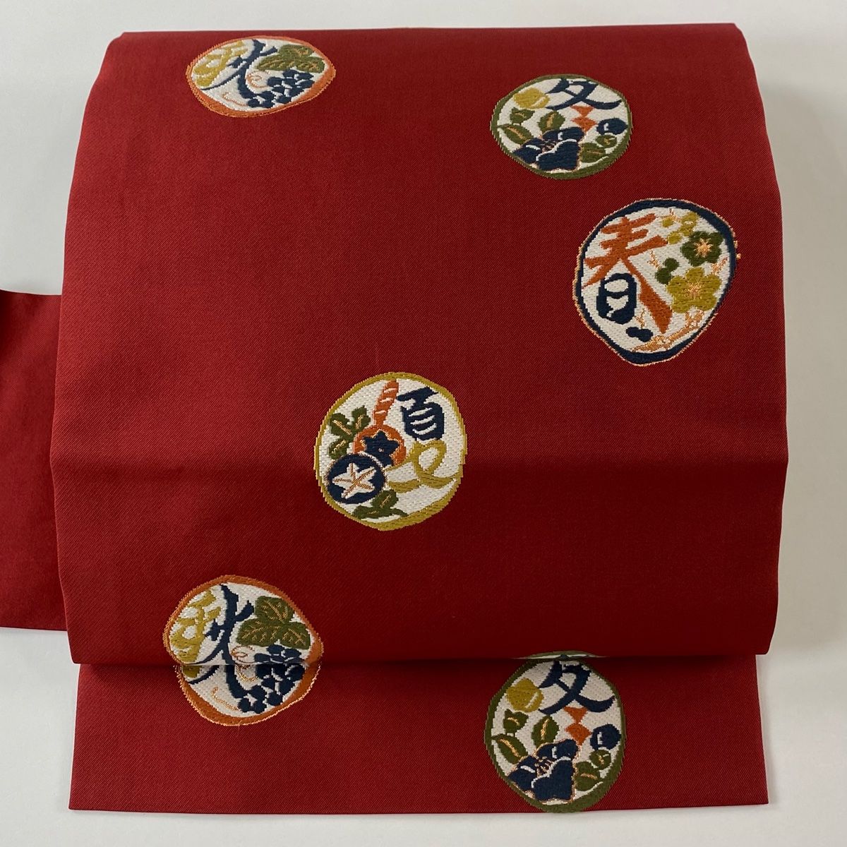 名古屋帯 秀品 丸紋 春夏秋冬 箔 刺繍 茜色 正絹