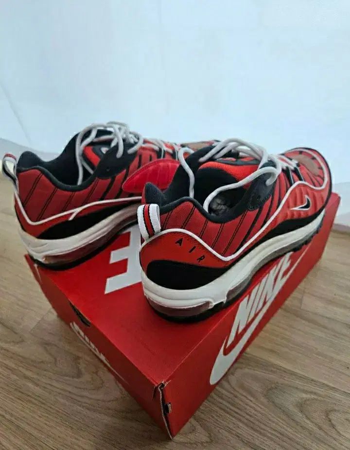 NIKE