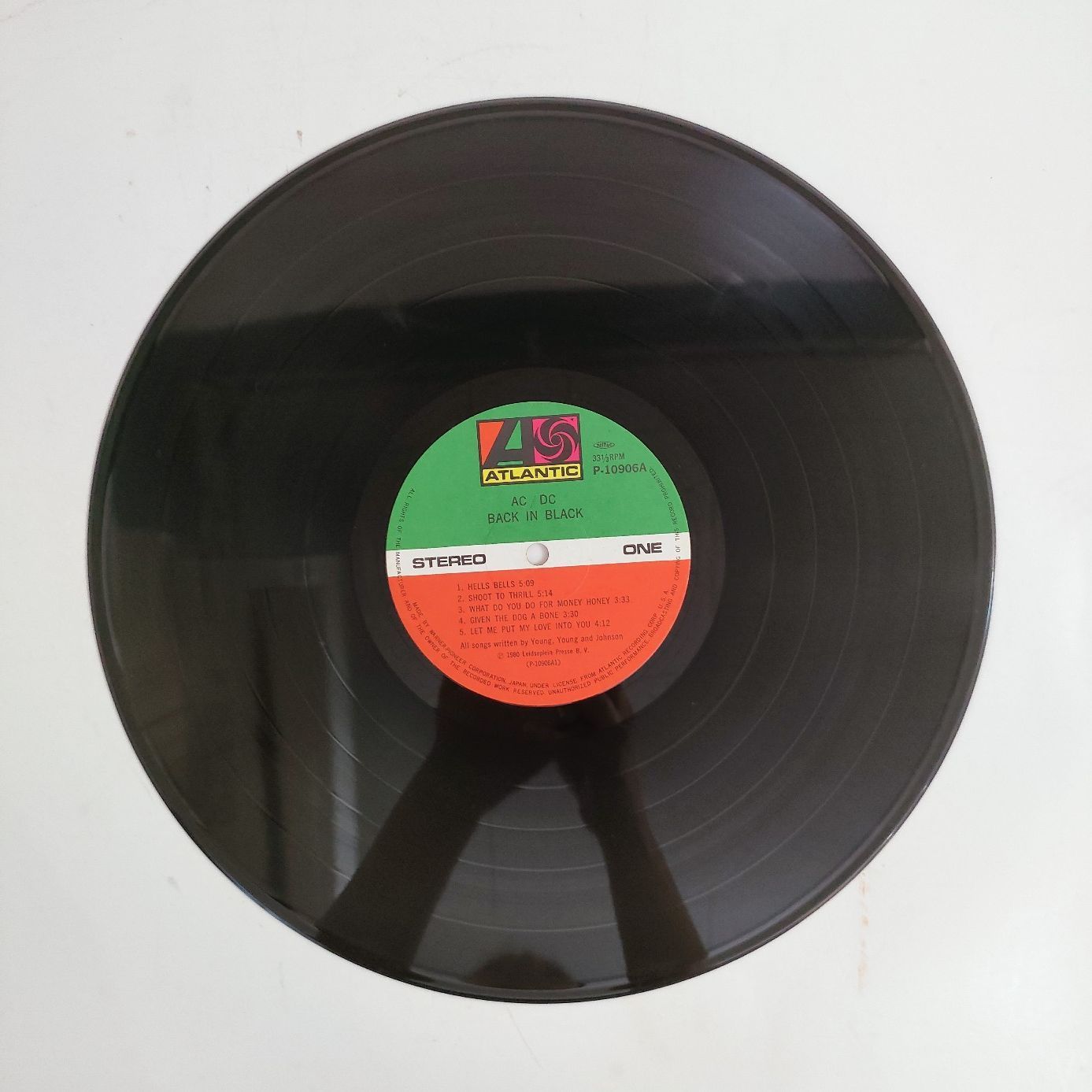 【美品】　帯付き　AC/DC バック・イン・ブラック Amazon.co.jp: バック・イン・ブラック - AC/DC: ミュージック
