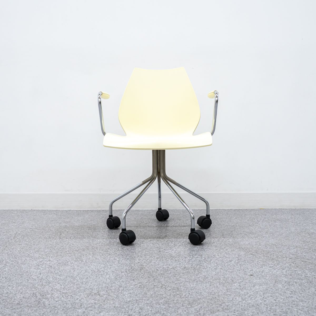 品 Kartell カルテル MAUI マウイ キャスター アーム オフィス チェア クリーム ヴィコ マジストレッティ 定価9万