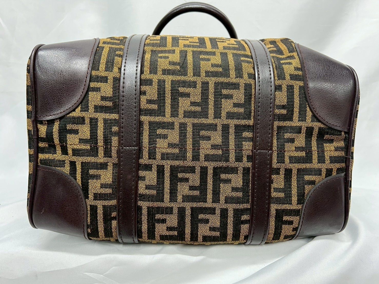 【箱入・未使用品】FENDI フェンディ 白い ズッカ柄 ミニスカーフ FENDI - 箱付きフェンディ定番ダブルズッカ柄シルク混大判