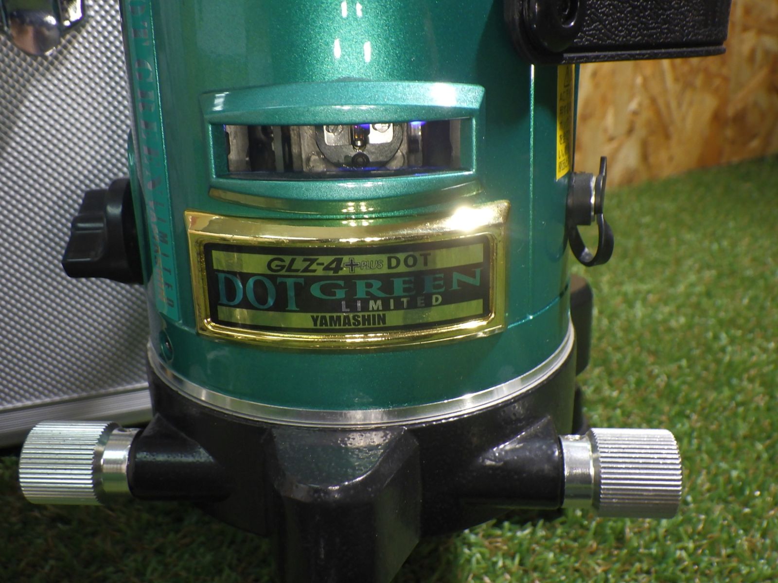 水平 垂直の基準線を 山真製鋸 YAMASHIN グリーンレーザー墨出し器 GLZ-4 品