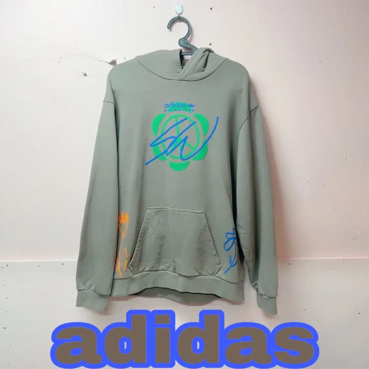 adidas(アディダス) カーキ フラワー プリント 兼用 フード付きTシャツ
