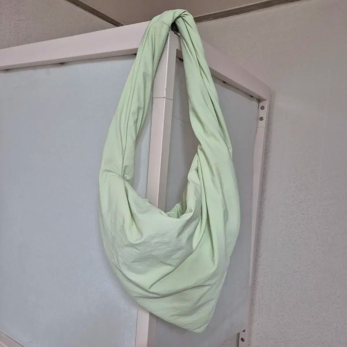 人気【COS】KITE ナイロン ショルダーバッグ KITE SHOULDER BAG - NYLON KITEショルダーバッグ - ナイロン