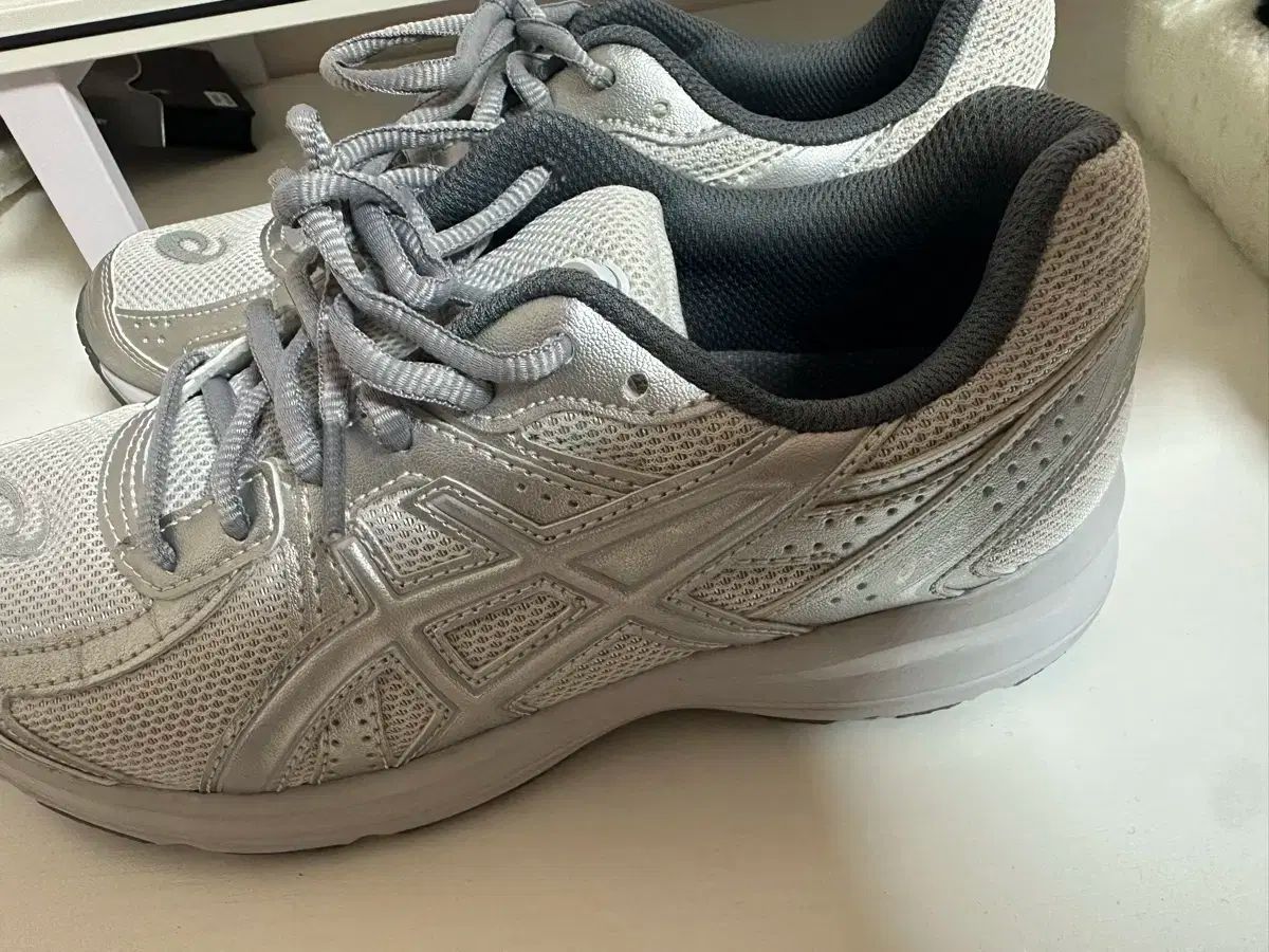シルバー スニーカー