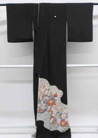 一輝堂】リサイクル着物 黒留袖 五つ紋 相良刺繍 比翼仕立 古典花文
