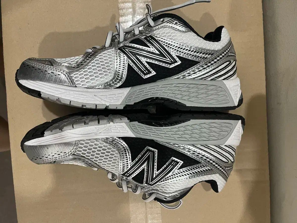 New Balance ニューバランス 860v2 ランニングシューズ 白
