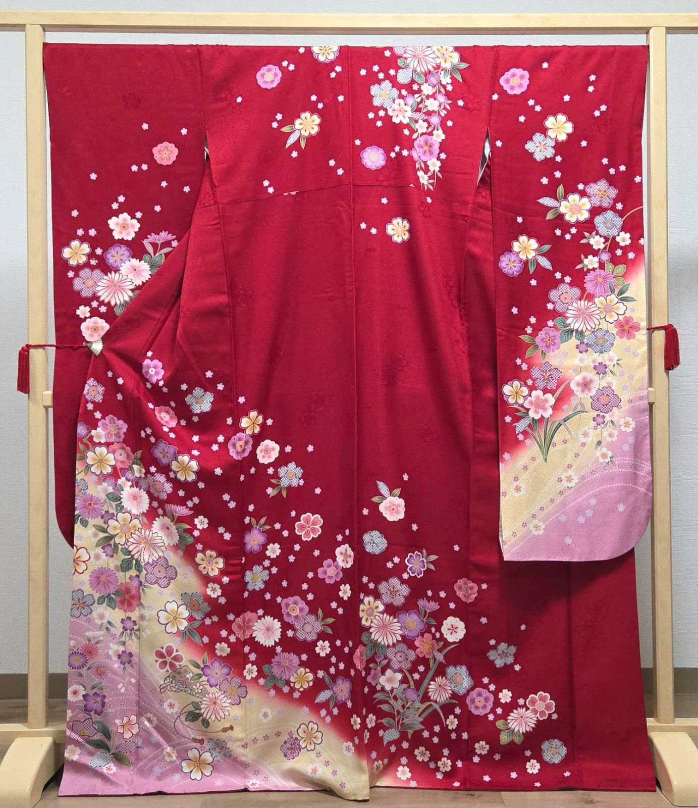 I◆着物くつろぎ 振袖 襦袢セット かわいい花模様 金彩 金駒刺繍 桜 菊 扇 小花 赤色 袷 正絹 成人式 着物 身丈166.5 裄68