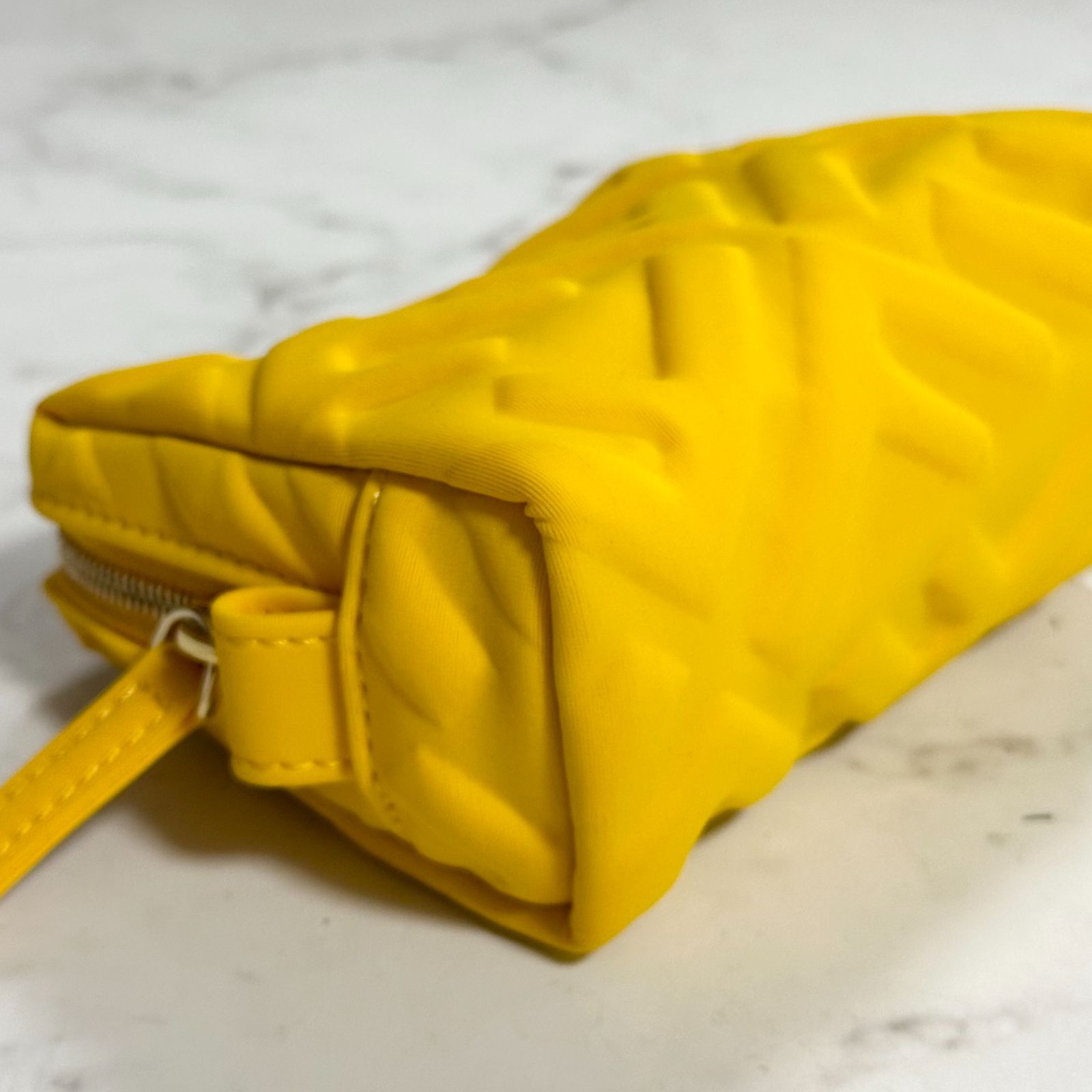 【美品】FENDI FFロゴ ビューティーポーチ イエロー コスメ 小物入れ FENDI✨ビューティーポーチ FF エンボス 化粧ポーチ コスメ