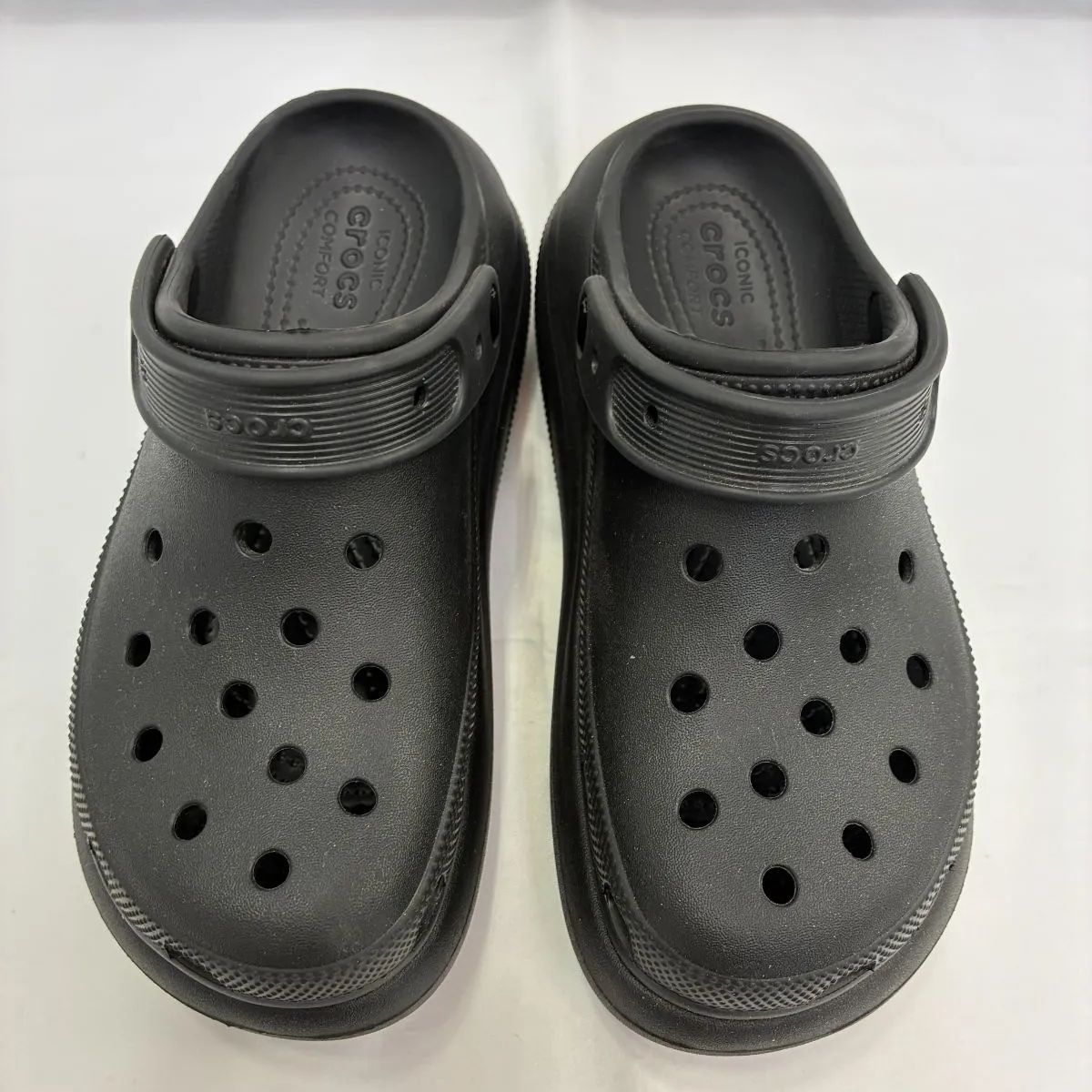 N【中古品】Crocs クロックス 厚底 サンダル 男女兼用 ブラック
