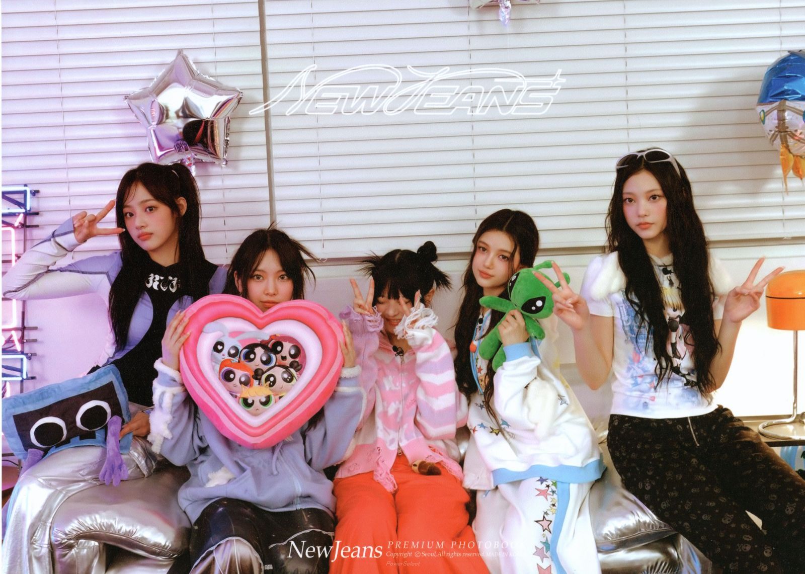 NewJeans ニュージーンズ グッズ 写真集 Premium Photo Book 大型写真