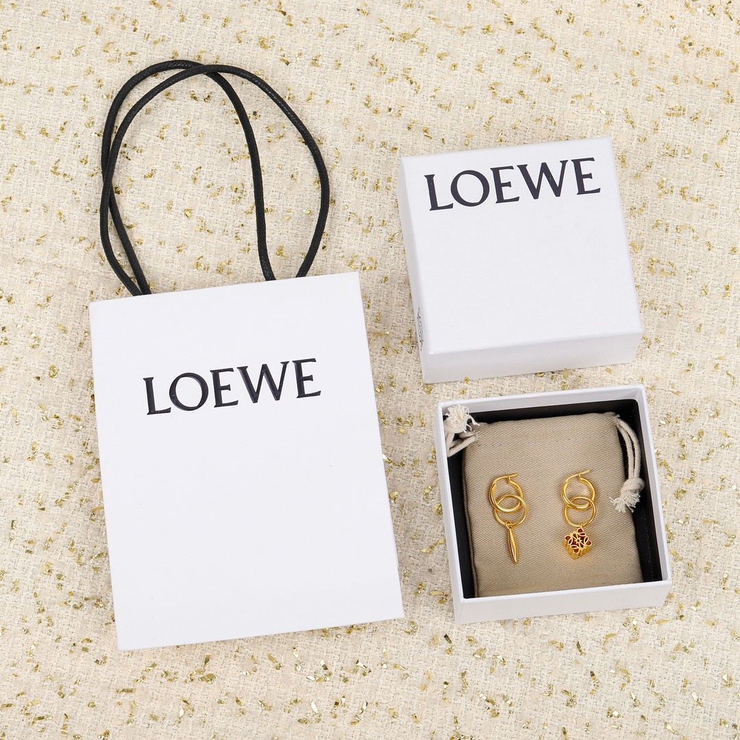 新品未使用 ロエベ（Loewe）イヤリング 立体的なひも巻きデザイン 彫刻  