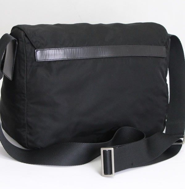 極美品 PRADA ナイロン ショルダーバッグ 三角プレート 斜め掛け 黒 極