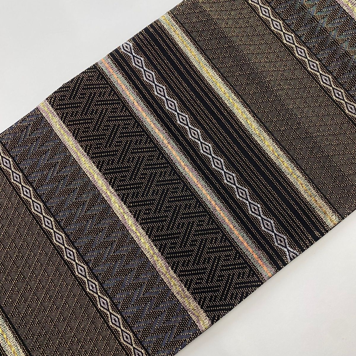 袋帯 美品 名品 段縞 幾何学 金糸 箔 黒 六通 正絹 【中古