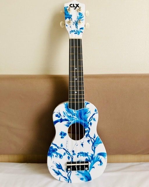 ウクレレ】ソプラノ デルフトブルー 白地木製新品 オランダCalimex社製