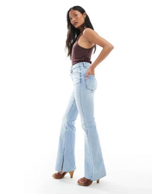 【送料無料】 ストラディバリウス レディース デニムパンツ ボトムス Stradivarius Petite D74 flare slit jeans in light wash LBLUE