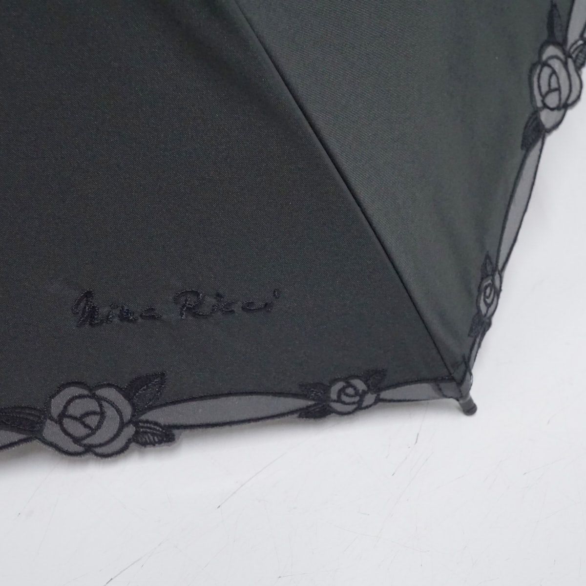 mujtmo専用！新品ニナリッチ黒、サマーシールド、一級遮光軽量刺繍　晴雨兼用傘 折りたたみ日傘 NINA RICCI ニナリッチ USED品 晴雨兼用 サマー