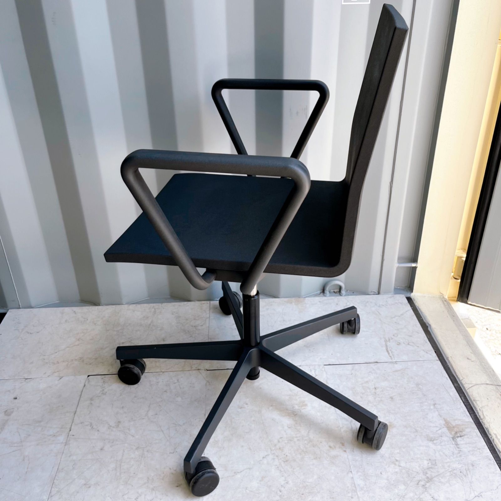 取付無料！ヴィトラ .04 人間工学スタイリッシュブラックアーム