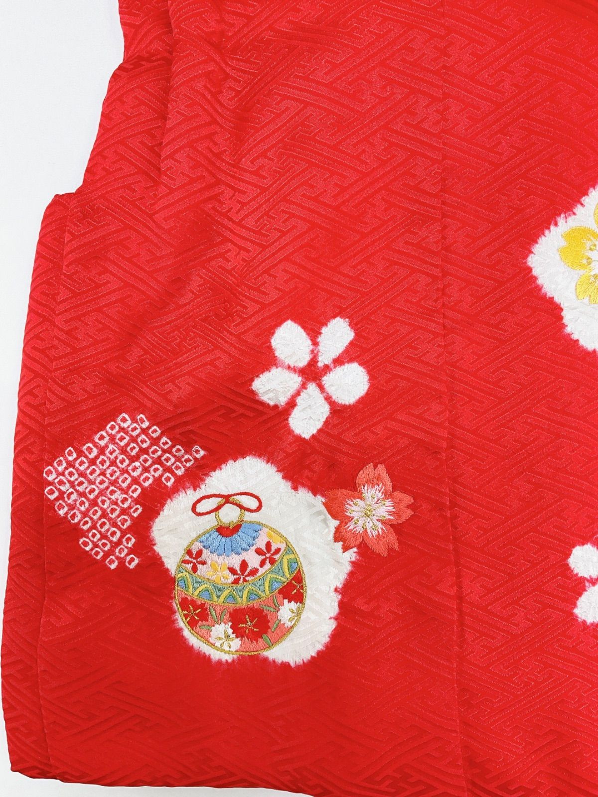 七五三 子ども 着物 被布コート 三歳 正絹 子絞り 刺繍 鈴 桜 新品未使用品 七五三 三歳用 被布コート 正絹 朱赤 綸子生地 小絞り入り 桜と鈴の