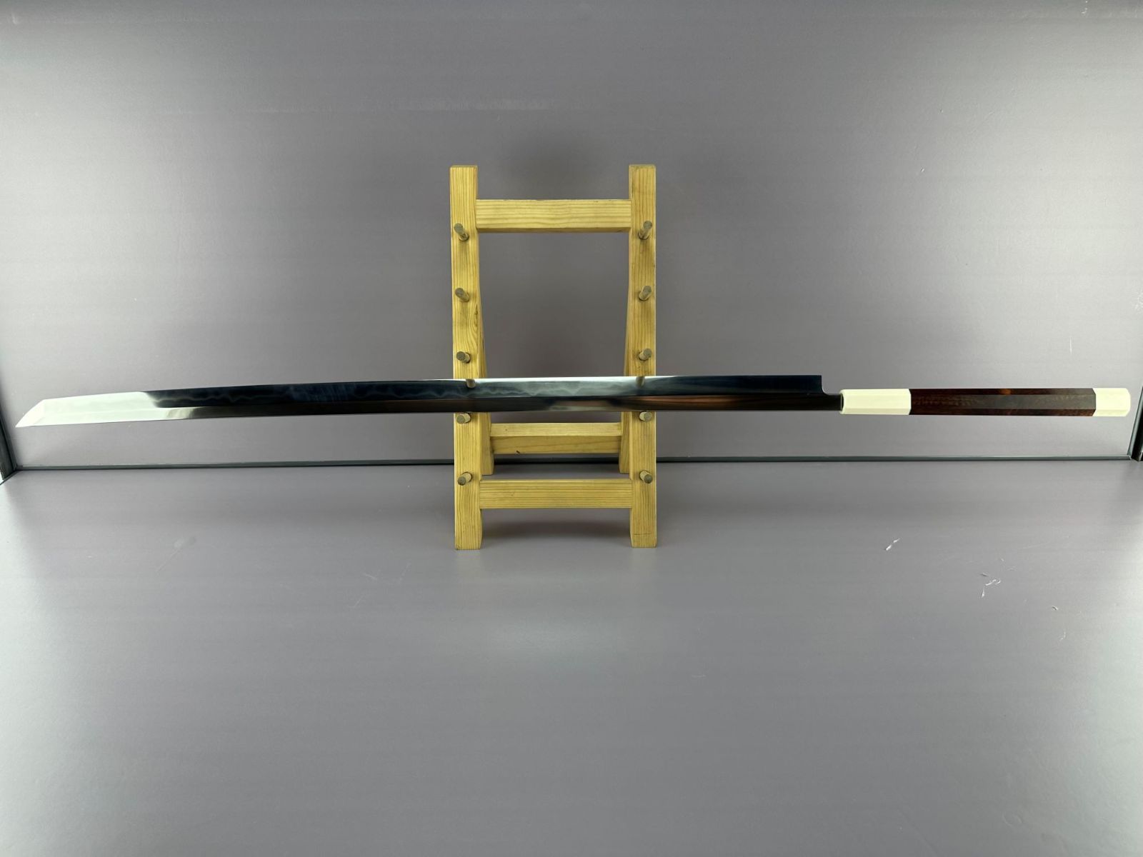 7952 マグロ包丁鞘付 鮪包丁 刃渡700mm 刺身包丁 スネークウッド八角柄 鮪切包丁白一鋼 600mm 本霞仕上 木箱 鞘付き 平泰明 作-歌舞伎ナイフ