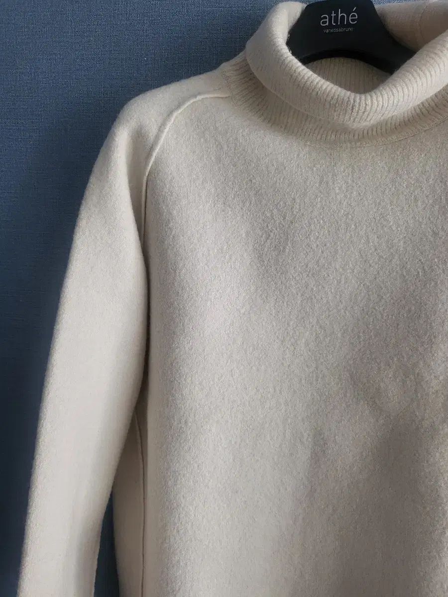 アッテヴァネッサ ブリューノ アイボリー タートルネック ニット