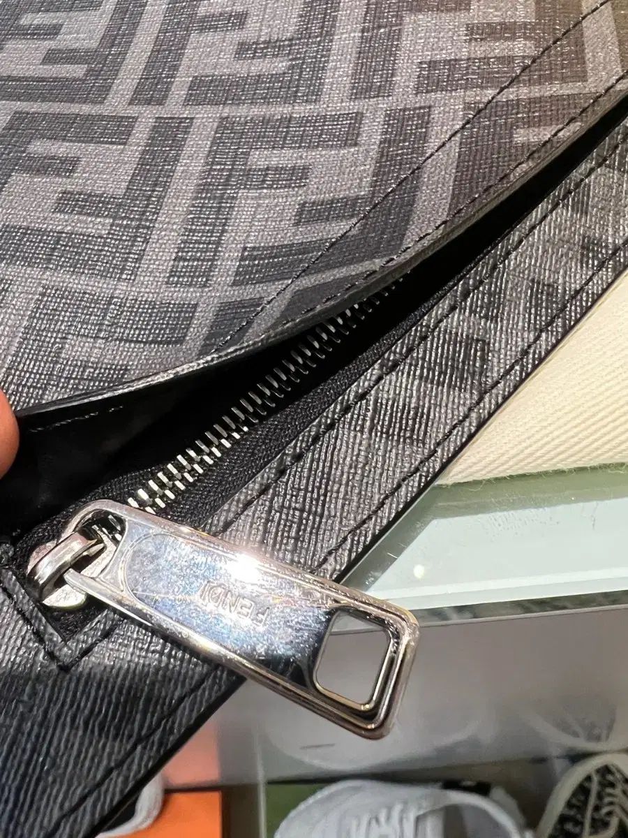 FENDI》 ラージ フラット ポーチ FENDI ブラック ラージ フラット ポーチ