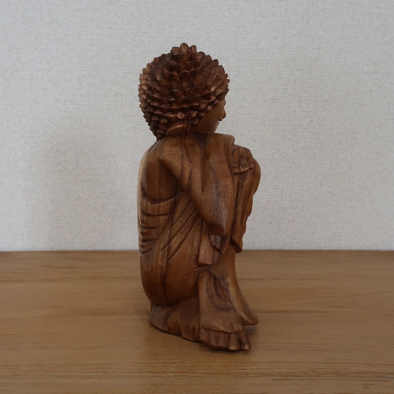 ブッダの木彫り リラックスブッダ 25cm 座像 スワール無垢材 木製仏像
