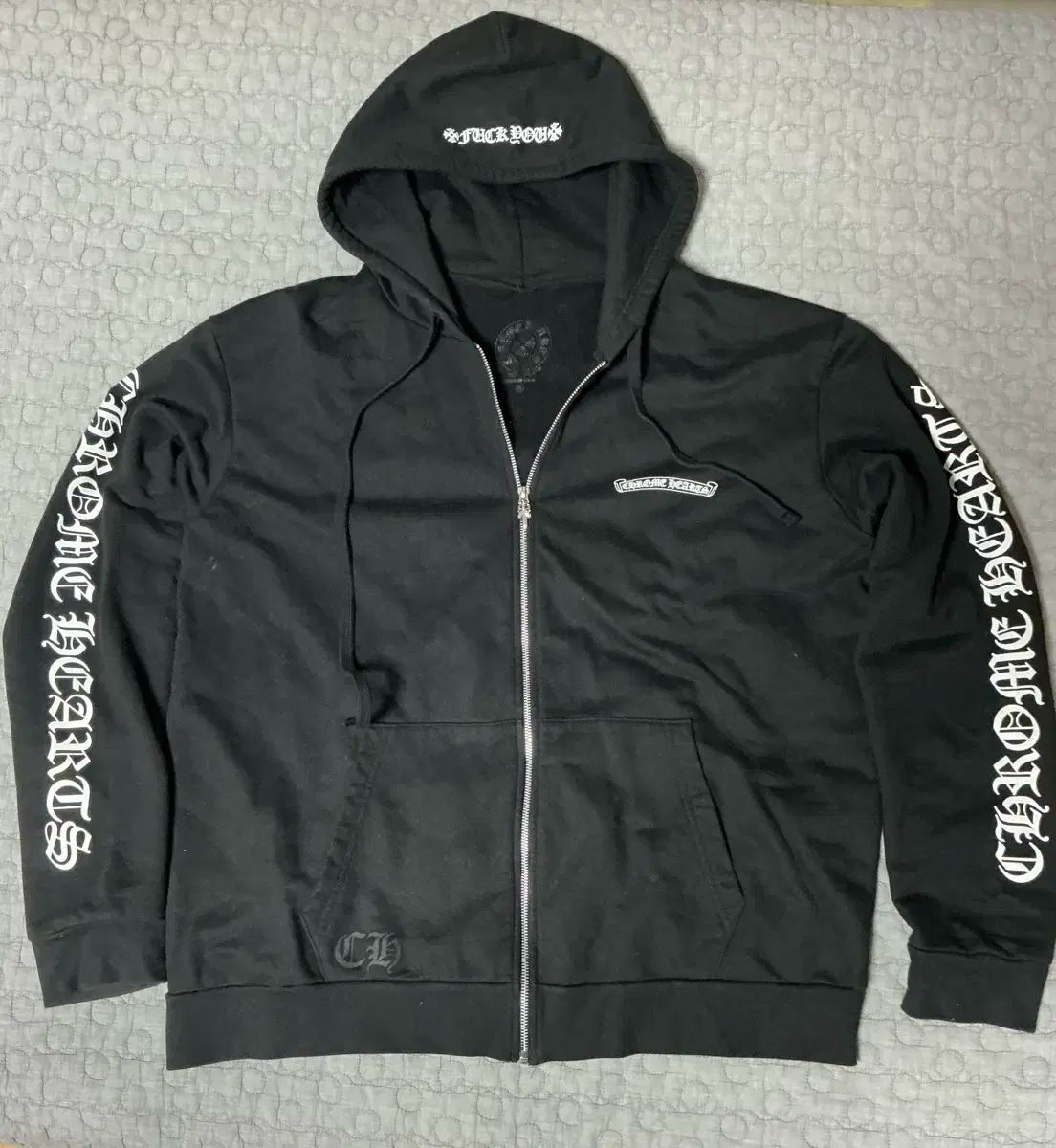 商品は通常配送無料。 CHROME HAEATS クロムハーツ 巻物 バックロゴ フード付き ジップアップパーカー サイズ XL 送料無料