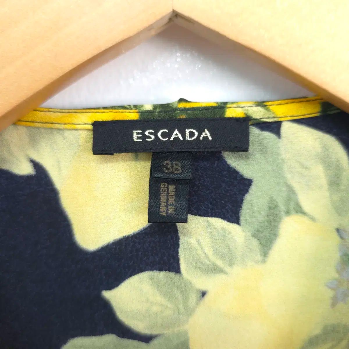エスカーダ ESCADA シルク 100 レモン ブラウス 82 ー 84 160 エスカーダ ESCADA シルク 100 レモン ブラウス 82 ー 84 160