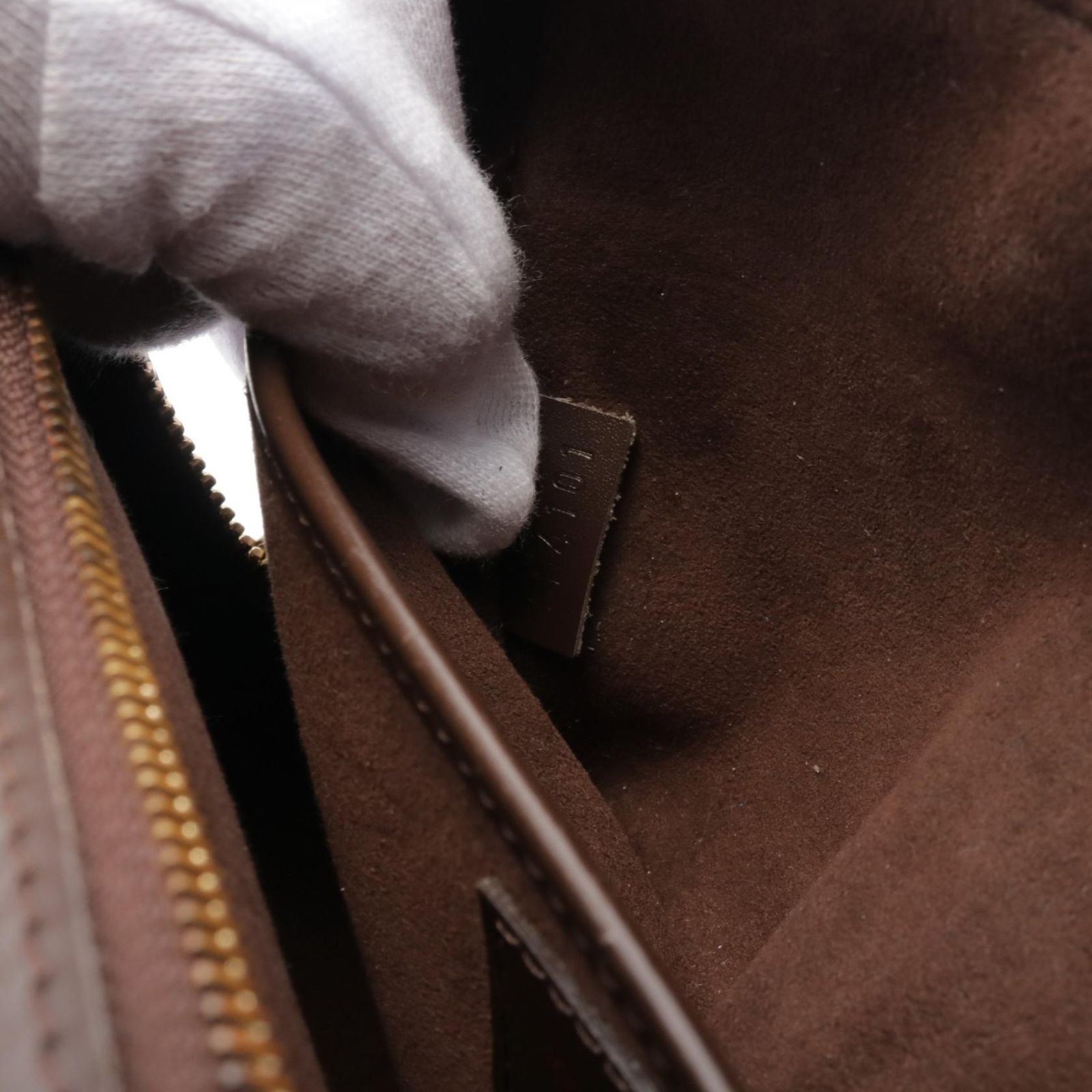 THE ROW Sporty Pouch ダークブラウン 旅の気分を盛り上げるザ