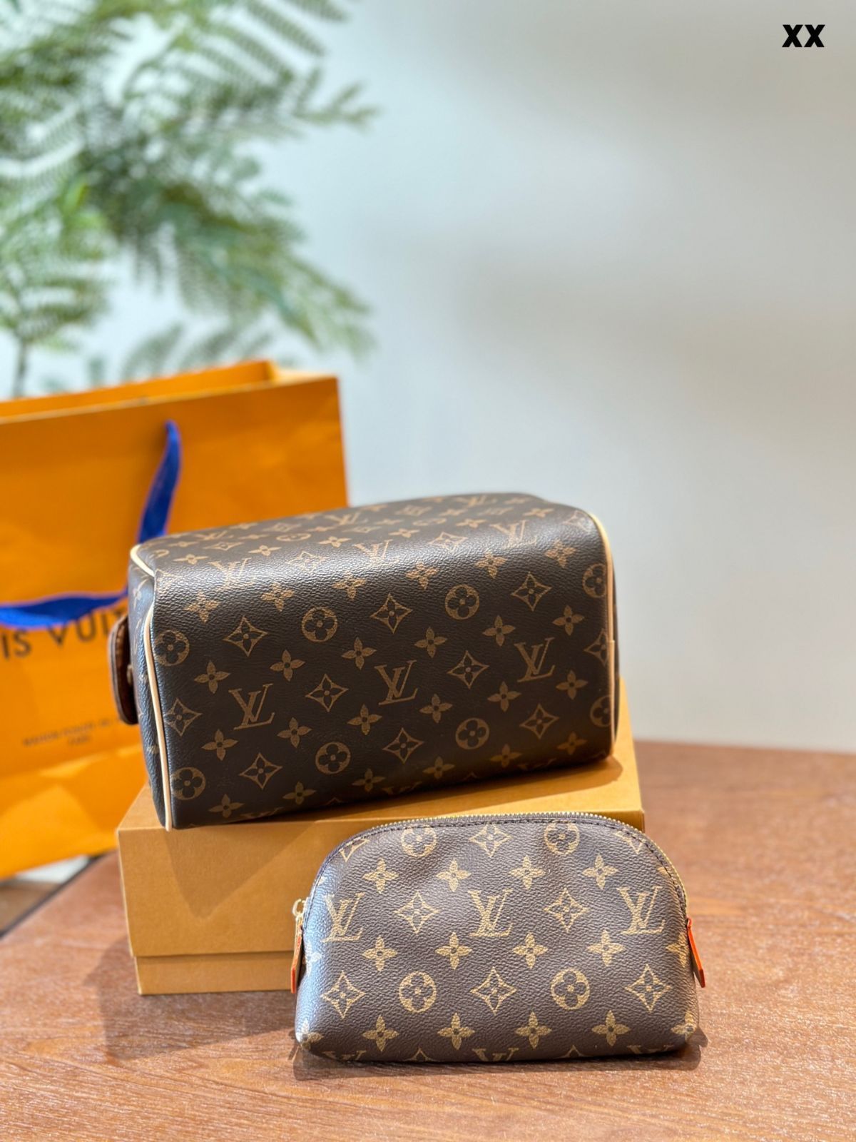 LOUISVUITTON メイクポーチ 今日特価】LV Fashion Makeup Pouch - ルイ・ヴィトン