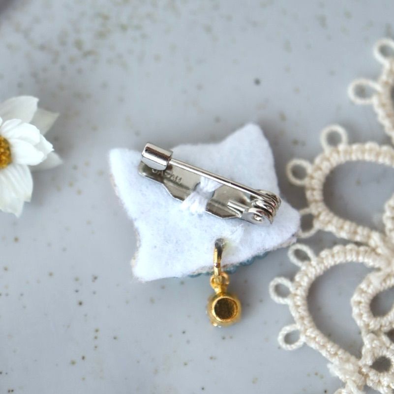 【新品未使用·限定品】 猫ちゃん 茶 チャーム　MOREAU PARIS 猫刺繍 ガラスチャーム付きちっちゃな猫顔ブローチ 茶白猫
