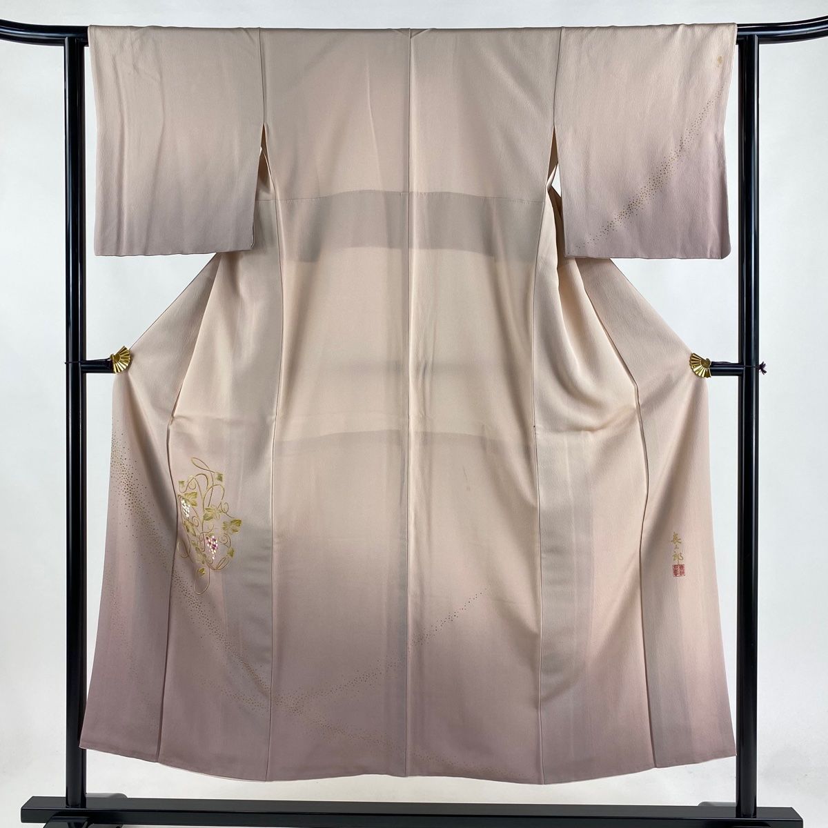 付下げ 身丈150cm 裄丈62.5cm S 袷 人間国宝 福田喜重 落款 葡萄 幾何学 刺繍 金彩 薄ピンク 正絹
