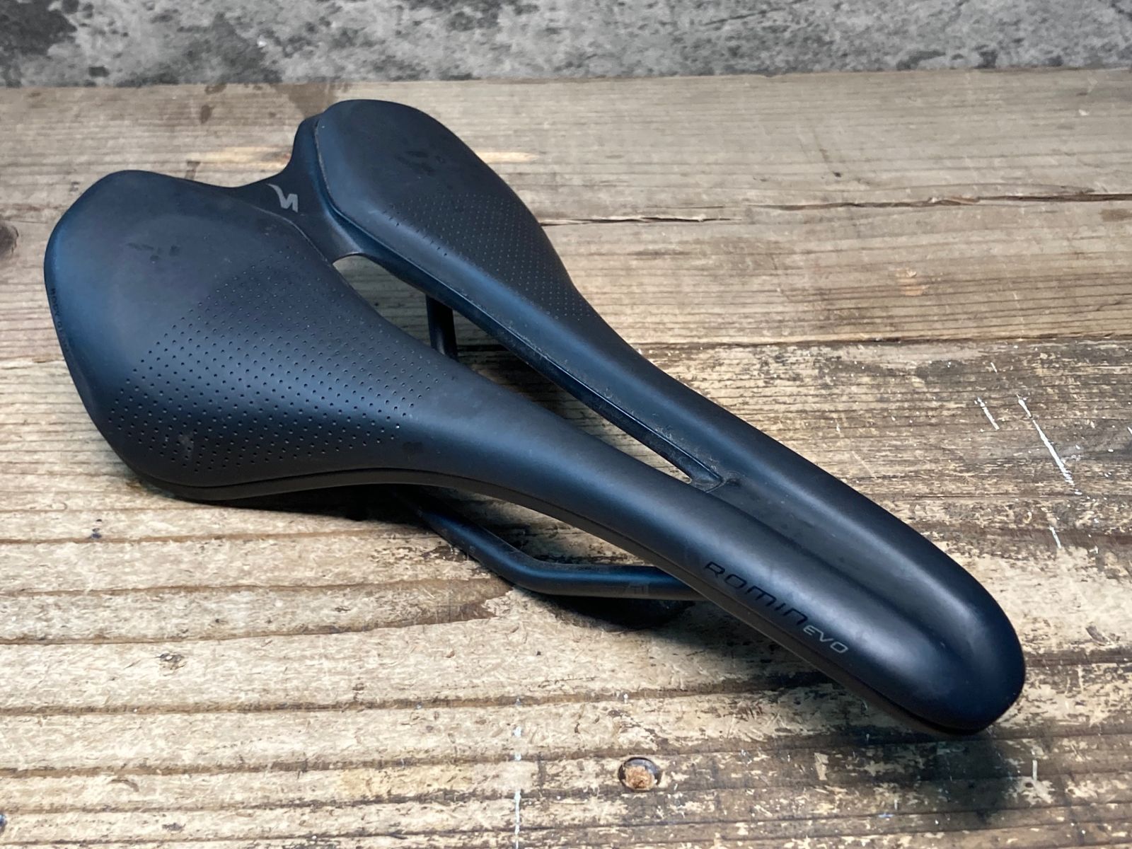 JM308 スペシャライズド SPECIALIZED ROMIN EVO サドル 黒 143mm HOLLOW Tiレール