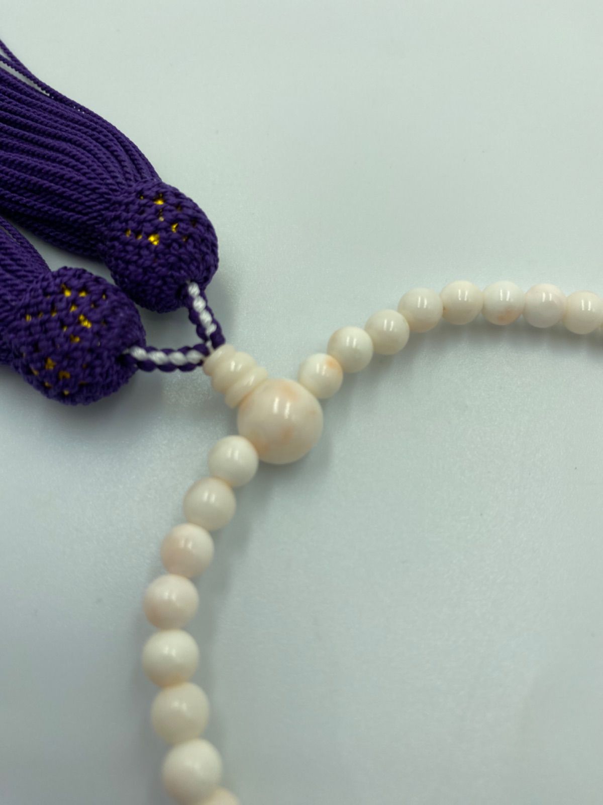 珊瑚の片手念珠 数珠 略式 正絹 ミッド珊瑚 白 宝石珊瑚 無染色 - さん