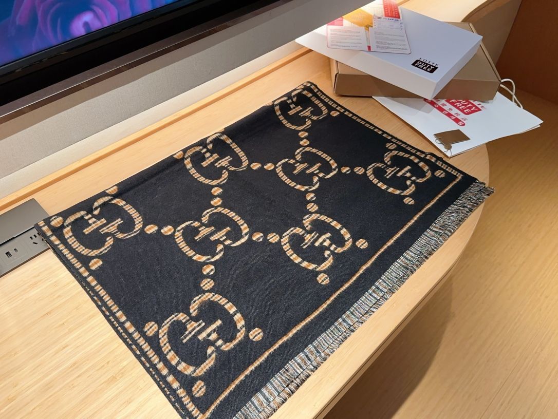 新年限定‼︎【新品】グッチ　マフラー　140cm 茶色×アイボリー　未開封 GUCCI グッチ レディース マフラー ストール ベージュ Beige