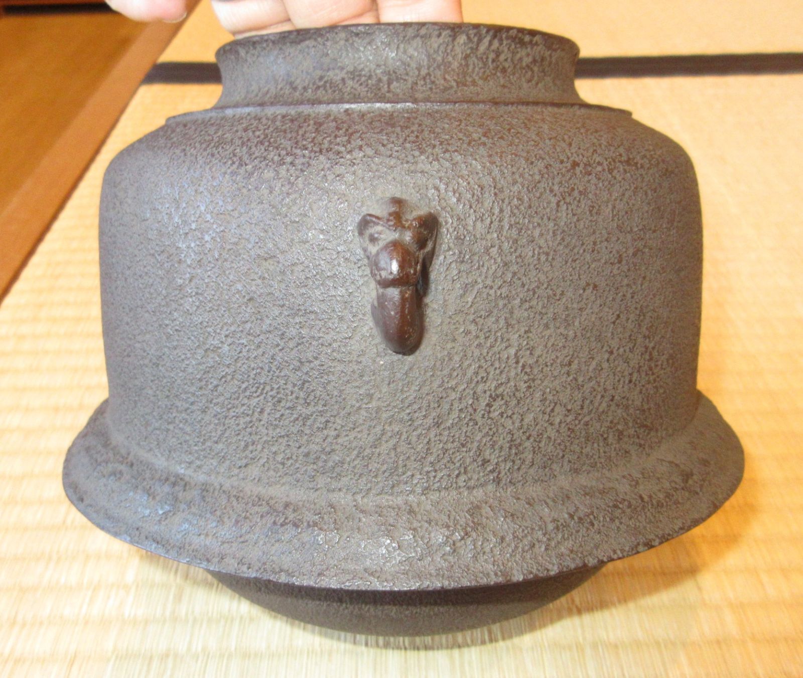 送料込【逢絢亭】茶道具 風炉釜 真形釜 羽釜 釜師 大国藤兵衛 共箱入り 逢絢亭】茶道具 風炉釜 真形釜 羽釜 釜師 大国藤兵衛 共