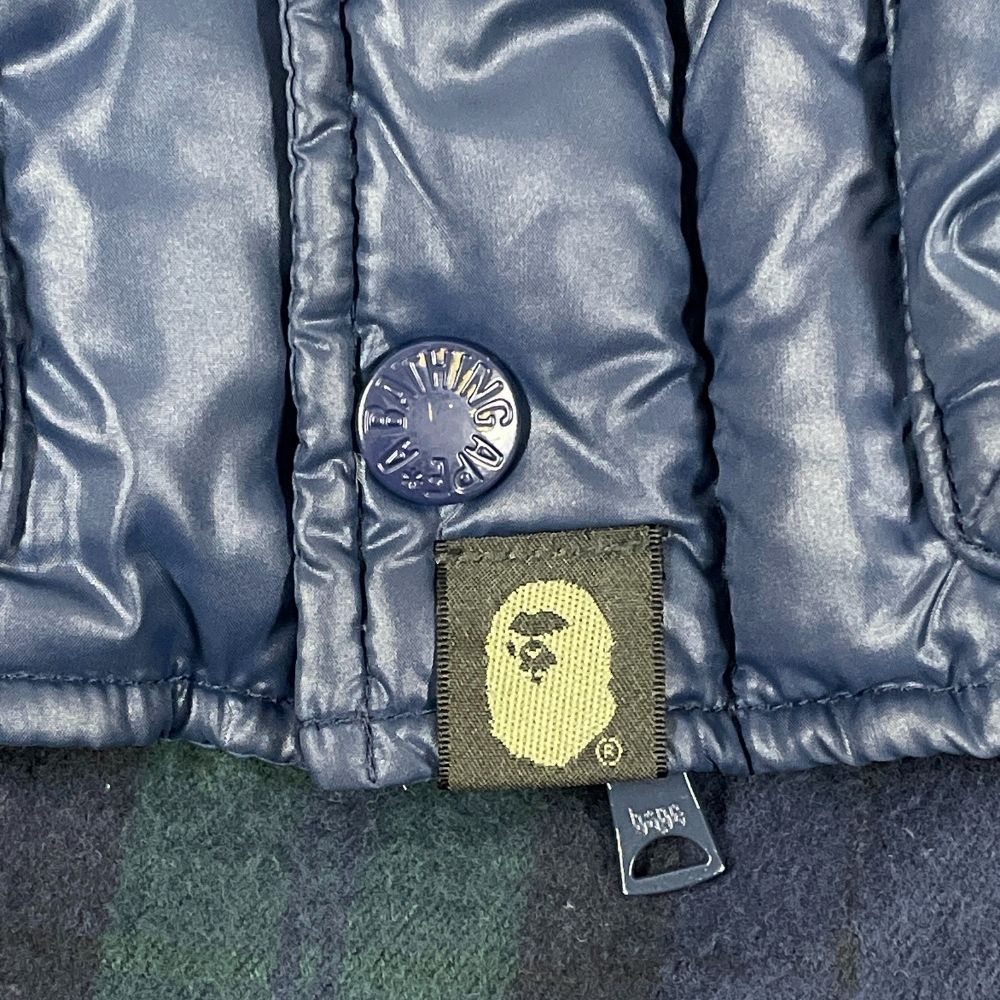 A BATHING APE アベイシングエイプ 裏地チェック柄 ナイロンフード ダウンベスト ネイビー サイズ S 正規品 / 40547