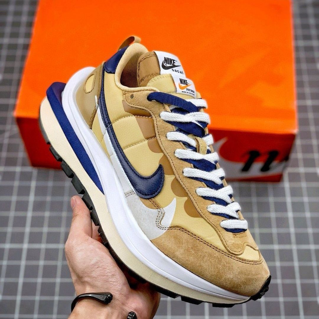 ナイキ スニーカー Sacai x Nike VaporWaffle sesame and blue void カジュアルシューズ カーキ