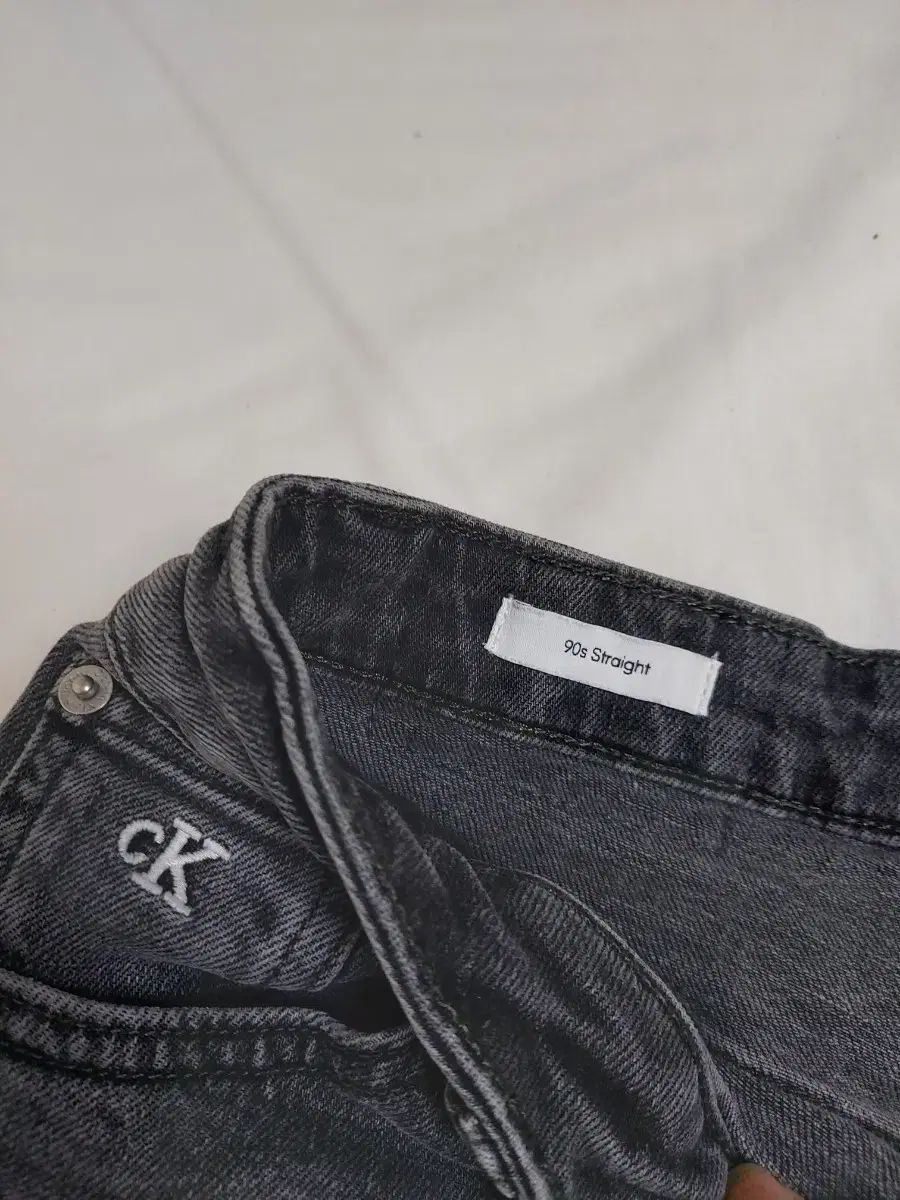 レディース カルバン クライン ブラックデニム ストレート 丸のままデニム 25 26インチ DECORATOM_COM_BR
