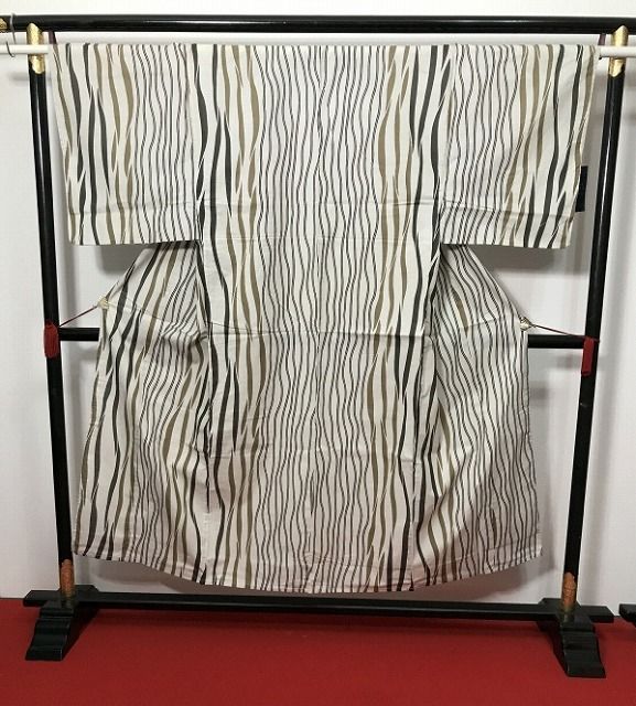 浴衣 白地によろけ縞模様