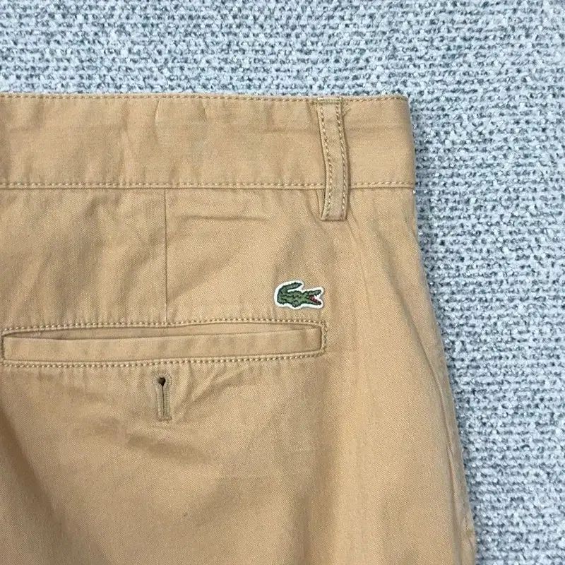 雷市場（ポンジャン）商品韓国直送】 LACOSTE(ラコステ) ベージュ ロゴ メンズ チノ パンツ 33 - メルカリ