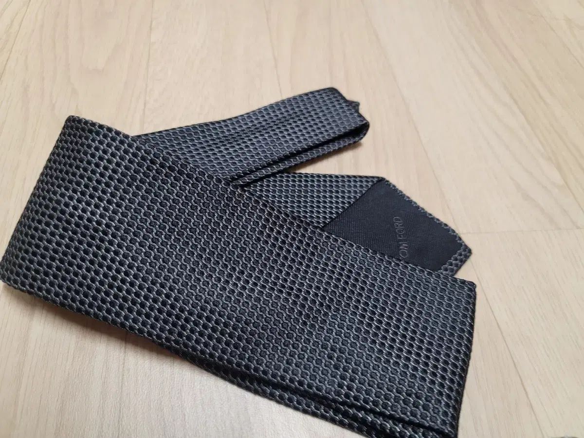 TOM FORD トムフォード ネイビー シルク ネクタイ ソリッド TOM FORD トムフォード ネクタイ ソリッド ツイル シルク ネイビー