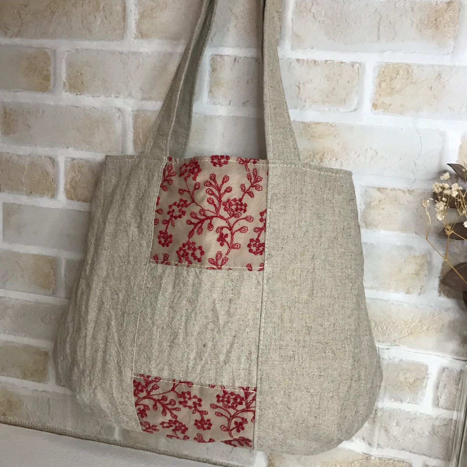 小さなトートバッグ ハンドメイド 赤花刺繍 綿麻𓂃❁⃘𓈒𓏸 - メルカリ 
