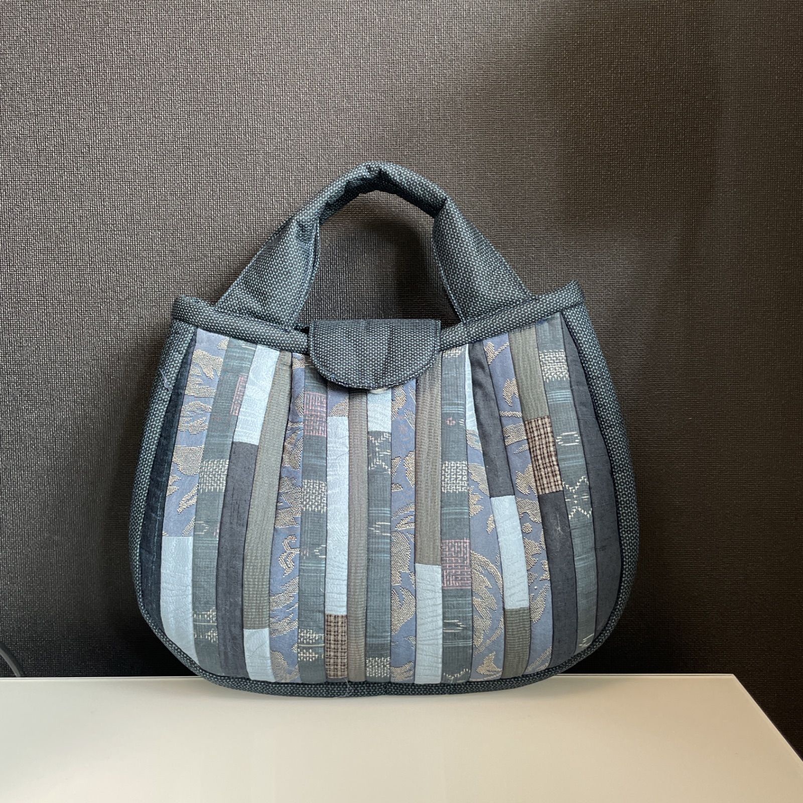 花を楽しむ華やかパッチワーク　和のトートバッグ　紋付黒留袖×大島紬　ハンドメイド ファッション 通販ハンドメイド・手芸 - 花を楽しむ華やかパッチ