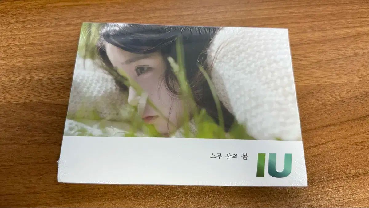 【サイン付】IU / 二十歳の春 Twenty Years of Spring IU [Spring of a Twenty Year] Autographed Signed Album Mint
