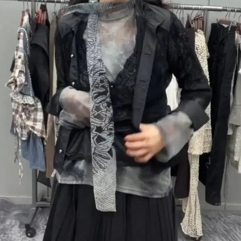 黒 オリエンタル コーディネート トップス