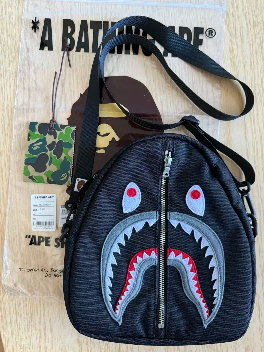 A BATHING APE アベイシングエイプ シャーク バッグ ショルダーバッグ